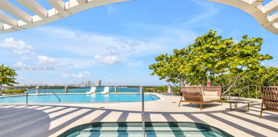 Condo à Bay Harbor Islands, Floride, 4 chambres  № 2068198