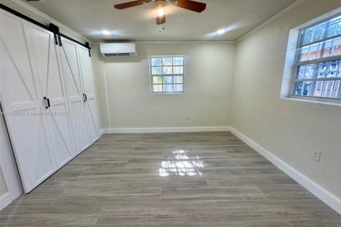 Снять в аренду коммерческую недвижимость в Майами, Флорида 1 спальня, 194.26м2, № 1973311 - фото 6