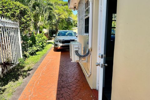 Снять в аренду коммерческую недвижимость в Майами, Флорида 1 спальня, 194.26м2, № 1973311 - фото 9