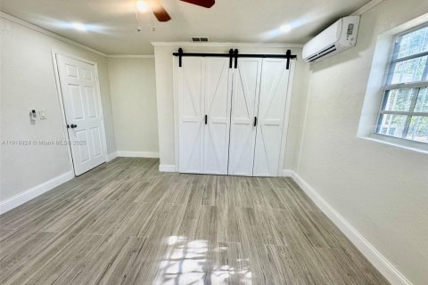 Снять в аренду коммерческую недвижимость в Майами, Флорида 1 спальня, 194.26м2, № 1973311 - фото 7