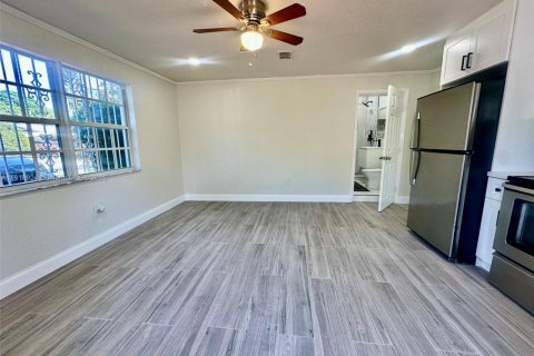 Снять в аренду коммерческую недвижимость в Майами, Флорида 1 спальня, 194.26м2, № 1973311 - фото 2