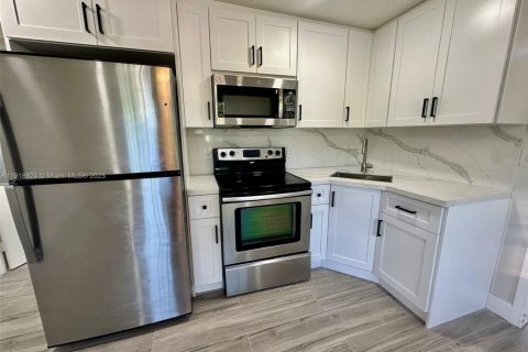 Снять в аренду коммерческую недвижимость в Майами, Флорида 1 спальня, 194.26м2, № 1973311 - фото 3