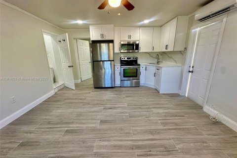 Снять в аренду коммерческую недвижимость в Майами, Флорида 1 спальня, 194.26м2, № 1973311 - фото 1