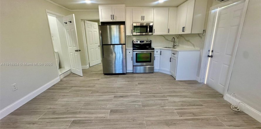 Коммерческая недвижимость в Майами, Флорида 1 спальня, 194.26м2 № 1973311