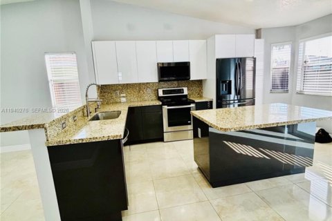 Casa en venta en Homestead, Florida, 4 dormitorios, 126.07 m2 № 1998483 - foto 3