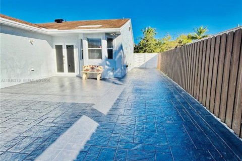 Casa en venta en Homestead, Florida, 4 dormitorios, 126.07 m2 № 1998483 - foto 11