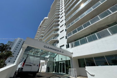 Condo in Miami Beach, Florida, 3 bedrooms  № 1962944 - photo 1