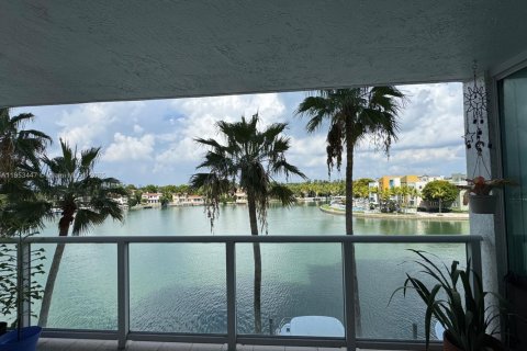 Condo in Miami Beach, Florida, 3 bedrooms  № 1962944 - photo 17