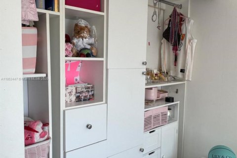 Condo in Miami Beach, Florida, 3 bedrooms  № 1962944 - photo 26