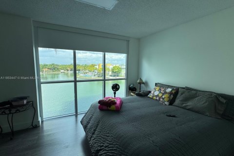 Condo in Miami Beach, Florida, 3 bedrooms  № 1962944 - photo 22