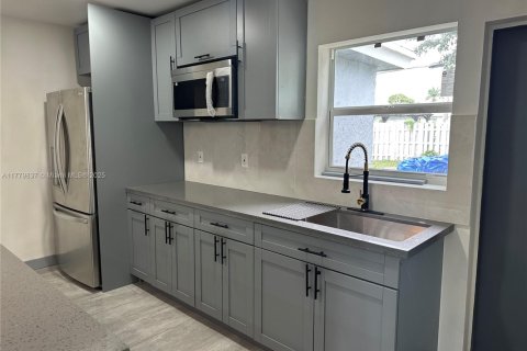 House in Hollywood, Florida 3 bedrooms, 57.97 sq.m. № 1728257 - photo 4