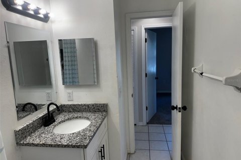 House in Deltona, Florida 3 bedrooms, 100.15 sq.m. № 2196064 - photo 15