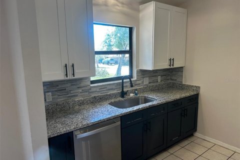 House in Deltona, Florida 3 bedrooms, 100.15 sq.m. № 2196064 - photo 7