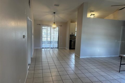 House in Deltona, Florida 3 bedrooms, 100.15 sq.m. № 2196064 - photo 4