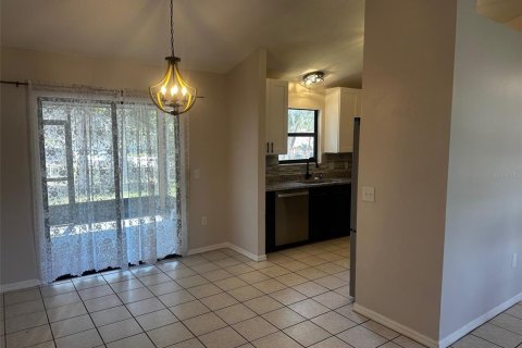 House in Deltona, Florida 3 bedrooms, 100.15 sq.m. № 2196064 - photo 6
