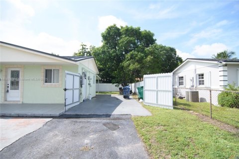 Villa ou maison à vendre à Miami Gardens, Floride: 3 chambres, 94.02 m2 № 1927488 - photo 3