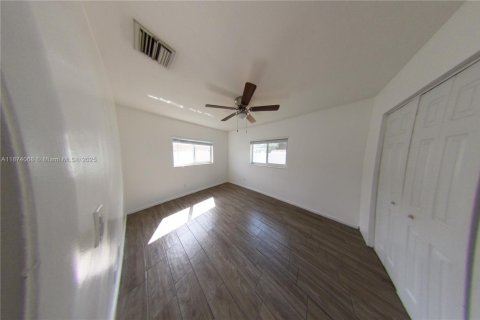 Villa ou maison à vendre à Miami Gardens, Floride: 3 chambres, 94.02 m2 № 1927488 - photo 14
