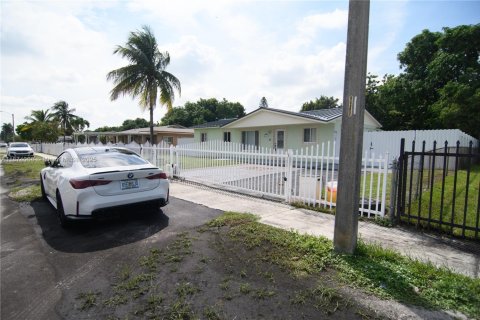 Villa ou maison à vendre à Miami Gardens, Floride: 3 chambres, 94.02 m2 № 1927488 - photo 1