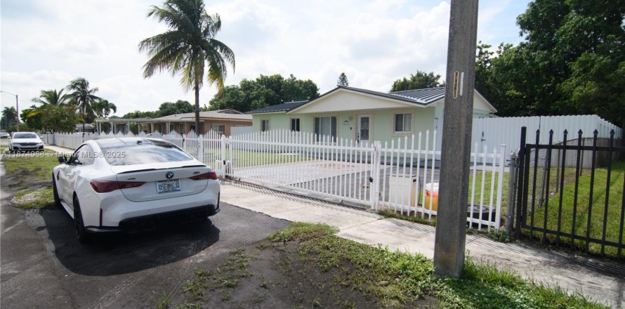 Villa ou maison à Miami Gardens, Floride 3 chambres, 94.02 m2 № 1927488