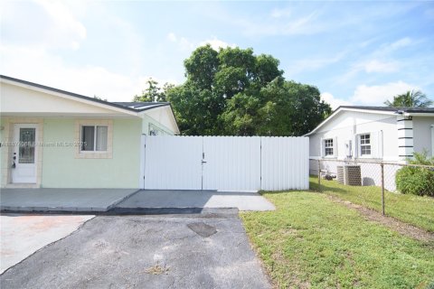 Villa ou maison à vendre à Miami Gardens, Floride: 3 chambres, 94.02 m2 № 1927488 - photo 2