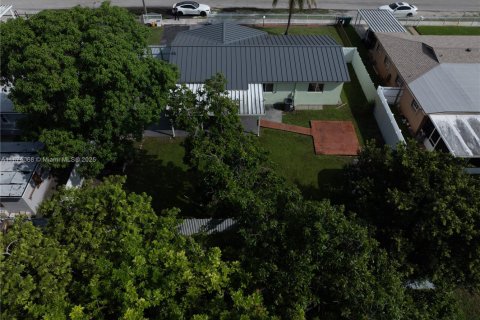 Villa ou maison à vendre à Miami Gardens, Floride: 3 chambres, 94.02 m2 № 1927488 - photo 4
