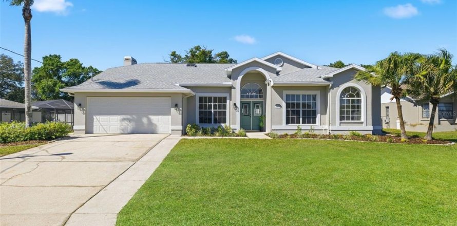 House in Spring Hill, Florida 5 bedrooms, 231.7 sq.m. № 2429438