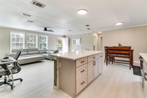 House in Kissimmee, Florida 3 bedrooms, 204.38 sq.m. № 2213610 - photo 6