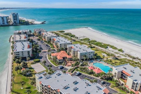Condominio en Treasure Island, Florida, 2 dormitorios  № 2226707