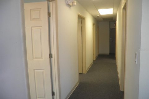 Propiedad comercial en alquiler en Saint Petersburg, Florida, 1189.52 m2 № 611177 - foto 13