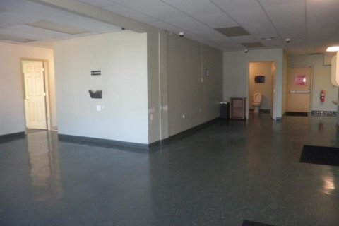 Propiedad comercial en alquiler en Saint Petersburg, Florida, 1189.52 m2 № 611177 - foto 14