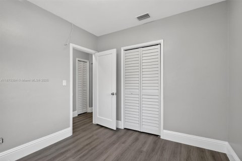 House in Miami, Florida 3 bedrooms, 107.4 sq.m. № 1924558 - photo 12