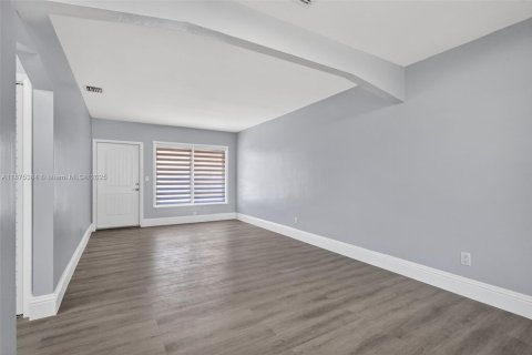 House in Miami, Florida 3 bedrooms, 107.4 sq.m. № 1924558 - photo 5