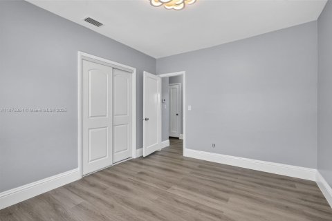 House in Miami, Florida 3 bedrooms, 107.4 sq.m. № 1924558 - photo 10