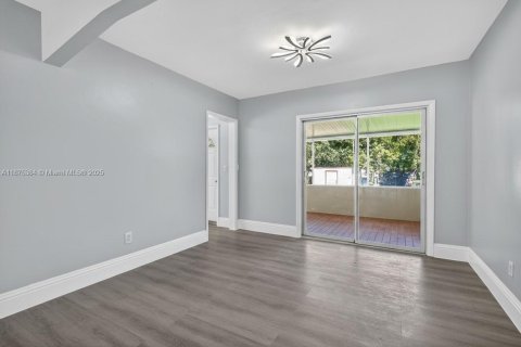 House in Miami, Florida 3 bedrooms, 107.4 sq.m. № 1924558 - photo 8