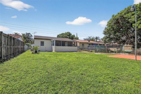 House in Miami, Florida 3 bedrooms, 107.4 sq.m. № 1924558 - photo 21