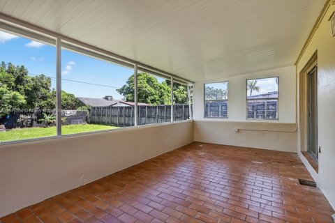 House in Miami, Florida 3 bedrooms, 107.4 sq.m. № 1924558 - photo 18