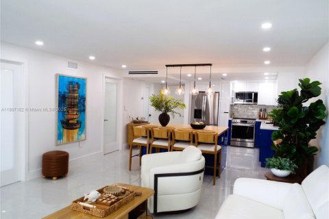 Condominio en venta en Miami Beach, Florida, 2 dormitorios, 76.64 m2 № 1741313 - foto 25