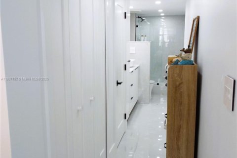 Condominio en venta en Miami Beach, Florida, 2 dormitorios, 76.64 m2 № 1741313 - foto 10