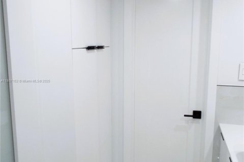 Condominio en venta en Miami Beach, Florida, 2 dormitorios, 76.64 m2 № 1741313 - foto 16