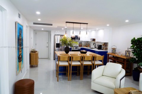 Condominio en venta en Miami Beach, Florida, 2 dormitorios, 76.64 m2 № 1741313 - foto 18