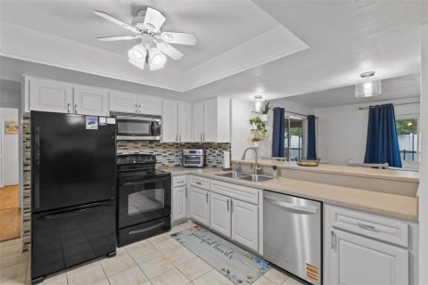 House in Seminole, Florida 3 bedrooms, 149.2 sq.m. № 1912127 - photo 6