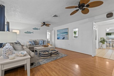 House in Seminole, Florida 3 bedrooms, 149.2 sq.m. № 1912127 - photo 18