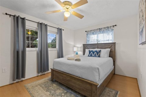 House in Seminole, Florida 3 bedrooms, 149.2 sq.m. № 1912127 - photo 21