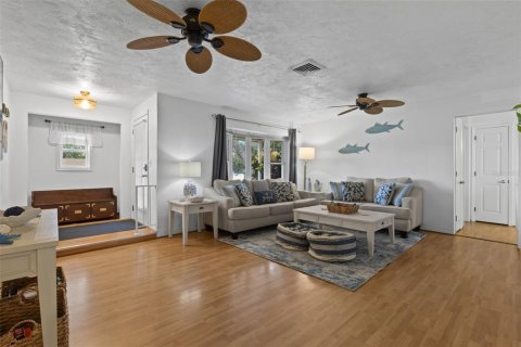 House in Seminole, Florida 3 bedrooms, 149.2 sq.m. № 1912127 - photo 17
