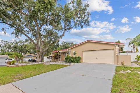 House in Seminole, Florida 3 bedrooms, 149.2 sq.m. № 1912127 - photo 2
