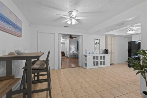 House in Seminole, Florida 3 bedrooms, 149.2 sq.m. № 1912127 - photo 16