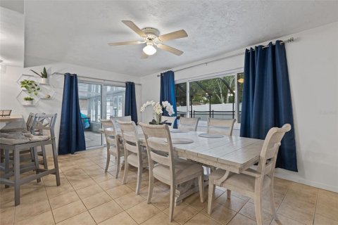 House in Seminole, Florida 3 bedrooms, 149.2 sq.m. № 1912127 - photo 11