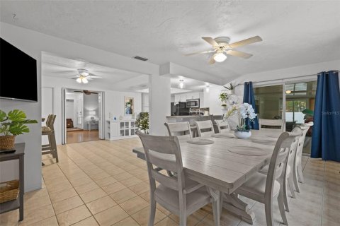 House in Seminole, Florida 3 bedrooms, 149.2 sq.m. № 1912127 - photo 15