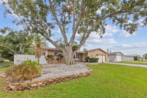 House in Seminole, Florida 3 bedrooms, 149.2 sq.m. № 1912127 - photo 3
