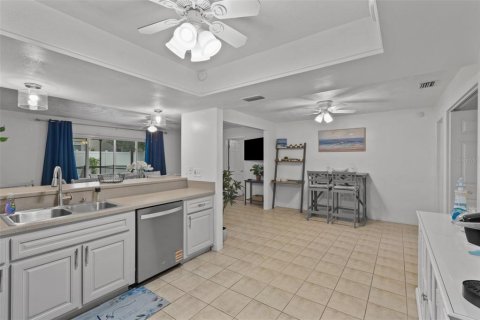House in Seminole, Florida 3 bedrooms, 149.2 sq.m. № 1912127 - photo 7